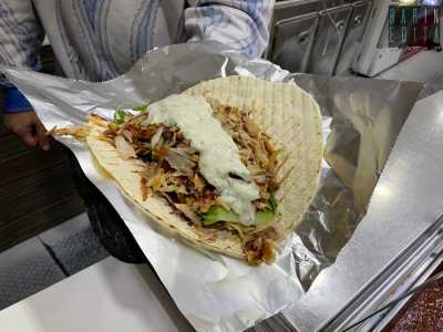 ...posati e arrotolati all�interno di una piadina di pane arabo (detta yufka)...
